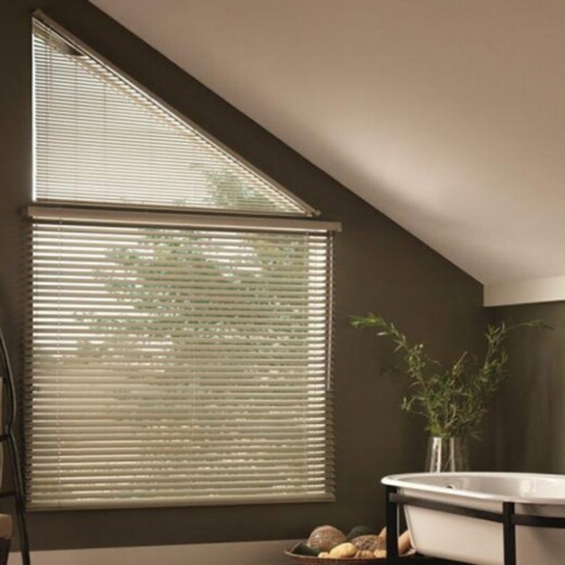 Алюминиевые жалюзи на треугольные окна